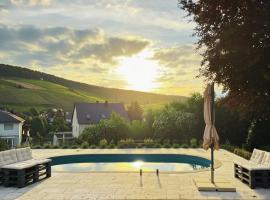 Romantic getaway with pool & panoramic vineyards，位于埃尔特维勒的带泳池的酒店