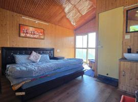 TREE HOUSE BY THE CITY ESCAPE，位于西姆拉的酒店