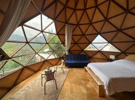 Gaiatri Holistic Glamping，位于迪坡斯特兰的带热水浴缸的酒店