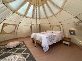Gaiatri Holistic Glamping，位于迪坡斯特兰的宠物友好酒店