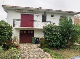 maison en face de la mer，位于阿雷斯的酒店