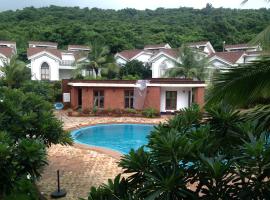 Pool and Garden Facing Apartment in Riviera Foothills Near Baga, Arpora，位于阿伯来的酒店