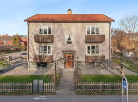 3 Bedroom Nice Apartment In Finspång，位于Finspång的酒店