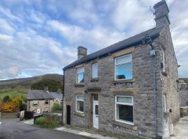 Northcliffe - Stylish Stone Cottage - Spa Bath - Peak Views，位于Bradwell的Spa酒店