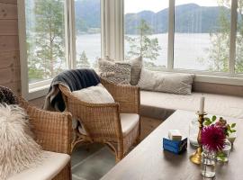 Family Cabin With View Over Fjord, Mountain, Wood，位于Erfjord的酒店