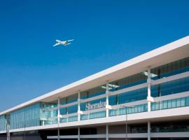 喜来登米兰马尔彭萨机场酒店及会议中心，位于Ferno的带泳池的酒店