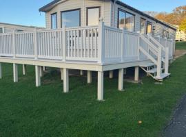 Whitecliff bay Bembridge, 3 x bedrooms, Cosy Caulkers Rest 10, Main side of the resort by the beach, pools & entertainment，位于本布里奇的酒店