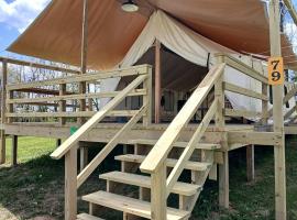 Cozy Tented Cabin with Fire Pit and Barbecue in Logan, Ohio，位于洛根的酒店