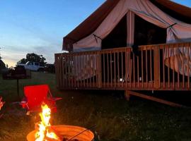 Impressive Tented Cabin with Peaceful Vistas and Fire Pit in Logan, Ohio，位于洛根的酒店