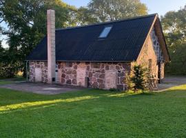 Stone house with direct access to Haraldsted Lake，位于灵斯泰兹的酒店