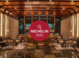 如玛酒店，位于吉隆坡的带停车场的酒店