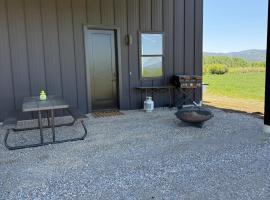 Star Valley Barndominium Unit B，位于Thayne的酒店