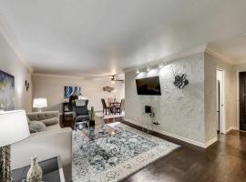 Stylish 2BD Condo Pool Grand Prairie GP66B，位于Heliport-Facility 5A的酒店