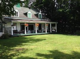 Auberge Les Blancs Moutons，位于Saint-Laurent-de-l'ile d'Orleans的酒店