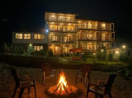 Nature Valley Riverside Cottage - A Beautiful Cottage Nested in Nature's Lap Tirthan Valley，位于吉布的酒店