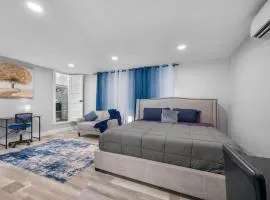 Spacious King Studio with Fast WiFi & Desk