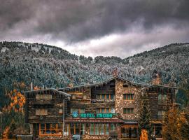 Wellness Hotel Encian Donovaly，位于多纳瓦利的带停车场的酒店