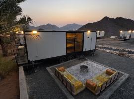 The Out Resort，位于Sinādil的带停车场的酒店