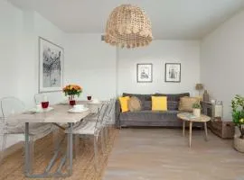 Charming Apartment with Balcony & Parking only 400 meters to the beach by Noclegi Renters