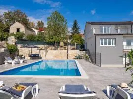 Villa Gloria: Stylish 5-Bedroom Retreat with Private Pool and Stunning Valley Views