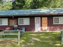 Amazing Cottage with Fire Pit and Fishing in Wellston, Michigan