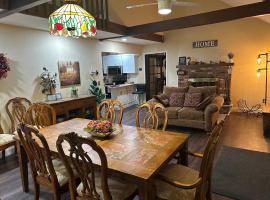 WOW!! Ultimate Pocono Retreat, Hot Tub, Game Room, Deck, Lakes, Skiing, Pools，位于Long Pond的酒店