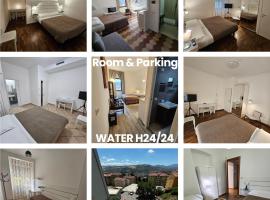 ROOM & PARKING in Centro Città con Parcheggio Privato e WIFI，位于波坦察的酒店