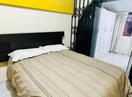 Private Room in Family House，位于钦博特的酒店