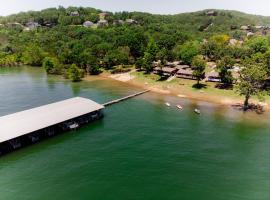 Happy Hollow Resort，位于Blue Eye的酒店