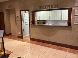 west park hotel PVT ltd，位于克莱德班克的酒店