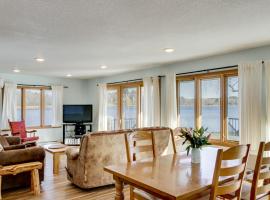 South Long Lake Home with Swim Area Pets Welcome!，位于布雷纳德的酒店