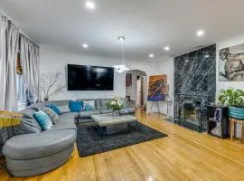 8 Mi to Jones Beach State Park! Cozy Home with Porch