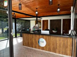 Hotel & Golf Isak Aeropuerto，位于里奥内格罗的酒店