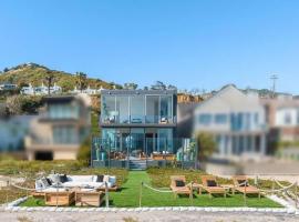 Luxury Beachfront Villa W. Stunning Pacific Views，位于马里布的酒店