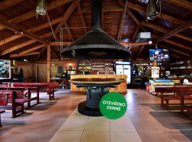 Apartmány & Kemp Sázavský ostrov，位于萨扎瓦的酒店