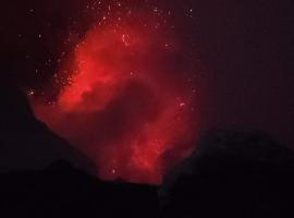 Tanna Lava View Bungalows，位于L&eacute;nakel的带停车场的酒店
