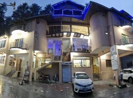 The Twin Hills Resort AJK Pakistan，位于Chitra的酒店