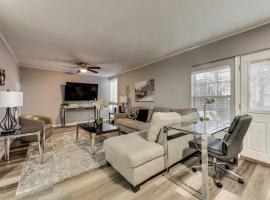 Stylish 4BD Condo Six Flags Grand Prairie GP56A，位于Heliport-Facility 5A的酒店