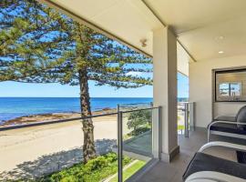 'Beachfront Breeze - Family Getaway' by HolidayCo，位于安特兰斯的酒店