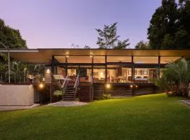 水晶小溪雨林山林小屋