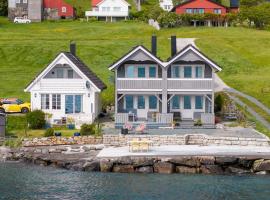 Seahouse with shoreline in Kalvåg，位于Frøya的酒店