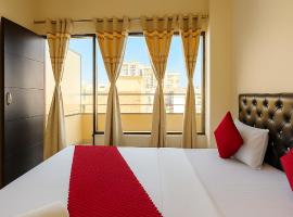 Hotel JB Regency & Banquet Hall ll Family Hotel ll Top Rated Property，位于钱德加尔的带停车场的酒店