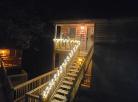 Bear Den on Lake Ouachita 2BR Condo at Mountain Harbor Resort，位于Mount Ida的酒店