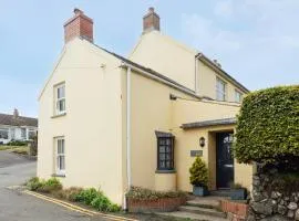 Charming Upper Solva Cottage by Beaches and Harbour