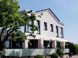 Haus Achtern Diek in erster Reihe am Meer，位于费马恩的带停车场的酒店