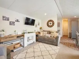 Pine Lodge with Hot Tub