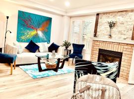 House of 3 Bed 3 Wash-Crib-King Bed-85' TV-Wrkspce，位于奥克维尔的酒店