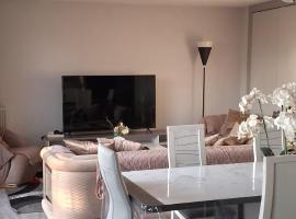 Large and superb apartment near Paris，位于克雷伊的酒店