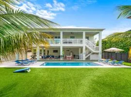 Emerald Oasis Deluxe Waterfront Gem, Heated Pool with Dock