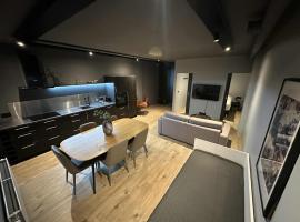 Modern Apartment With Hot Tub in Akureyri，位于阿克雷里的酒店